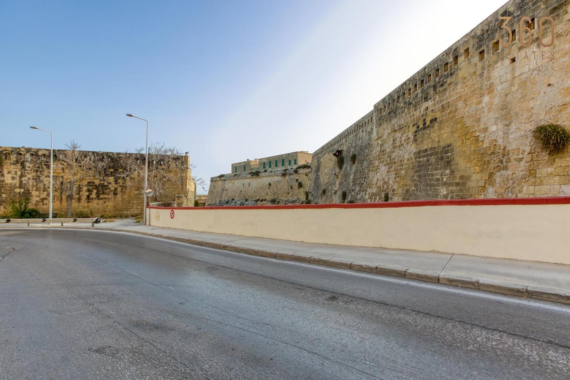 Apartment Comfortable 1br With Maltese Balcony In By 360 Estates Valletta