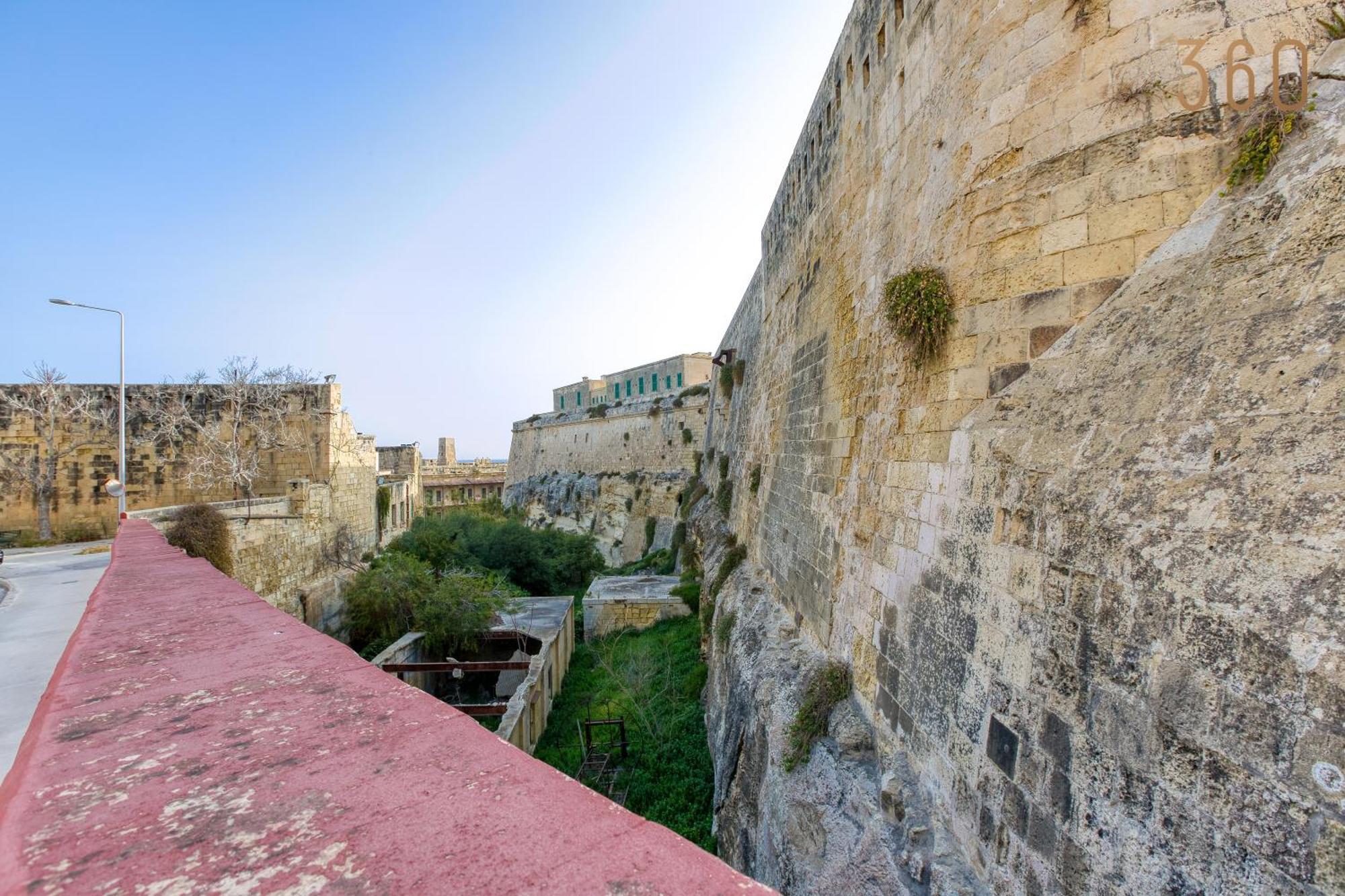 Comfortable 1br With Maltese Balcony In By 360 Estates * Valletta
